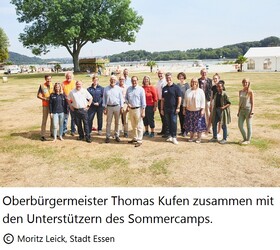 Oberbürgermeister Thomas Kufen zusammen mit den Unterstützern des Sommercamps.